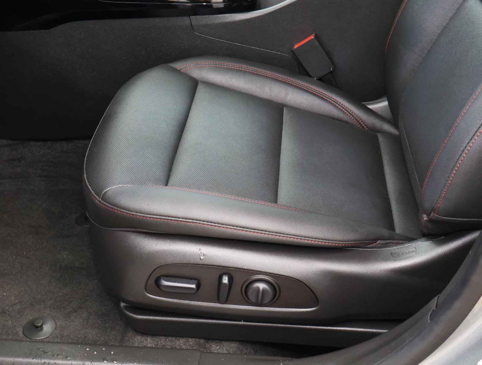 Used 2025 Chevrolet Trax RS w/ Sunroof Package FWD image 14