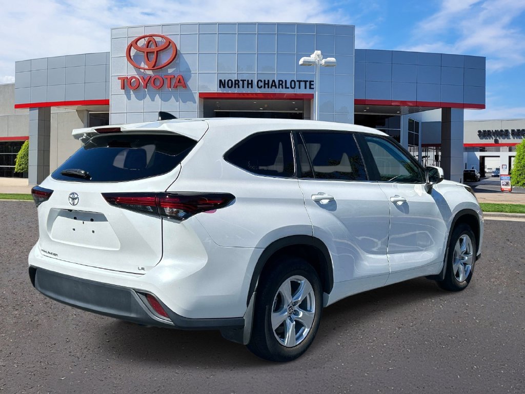 Used 2024 Toyota Highlander LE FWD image 7
