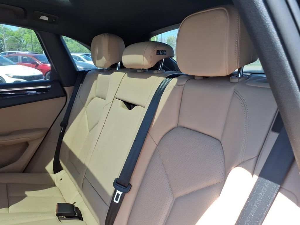 Used 2025 Porsche Macan AWD/4WD image 12