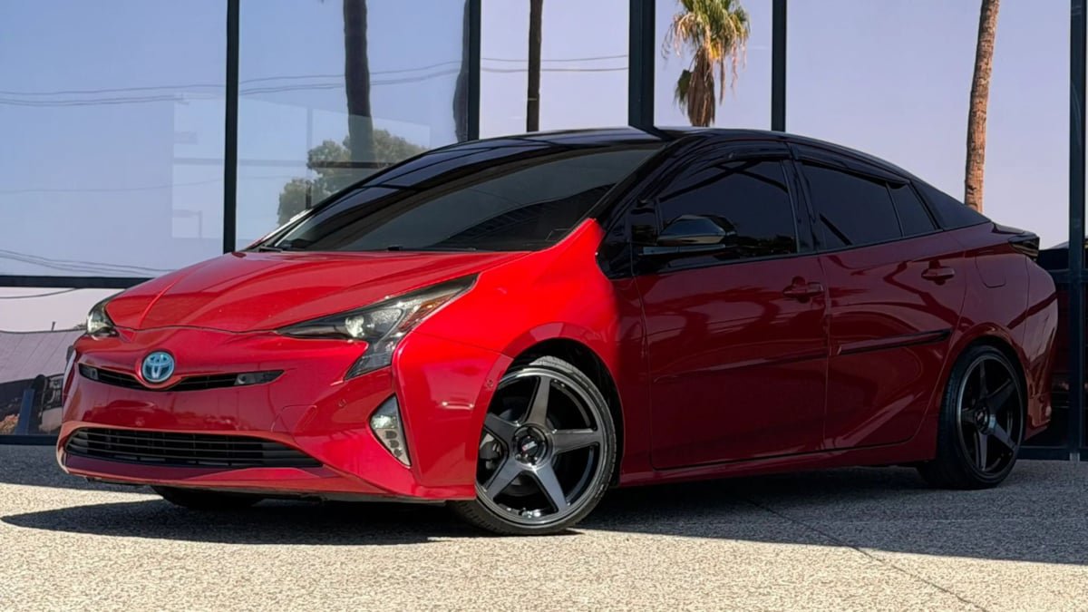 Used 2017 Toyota Prius Four Touring w/ Premium Convenience Package FWD image 3