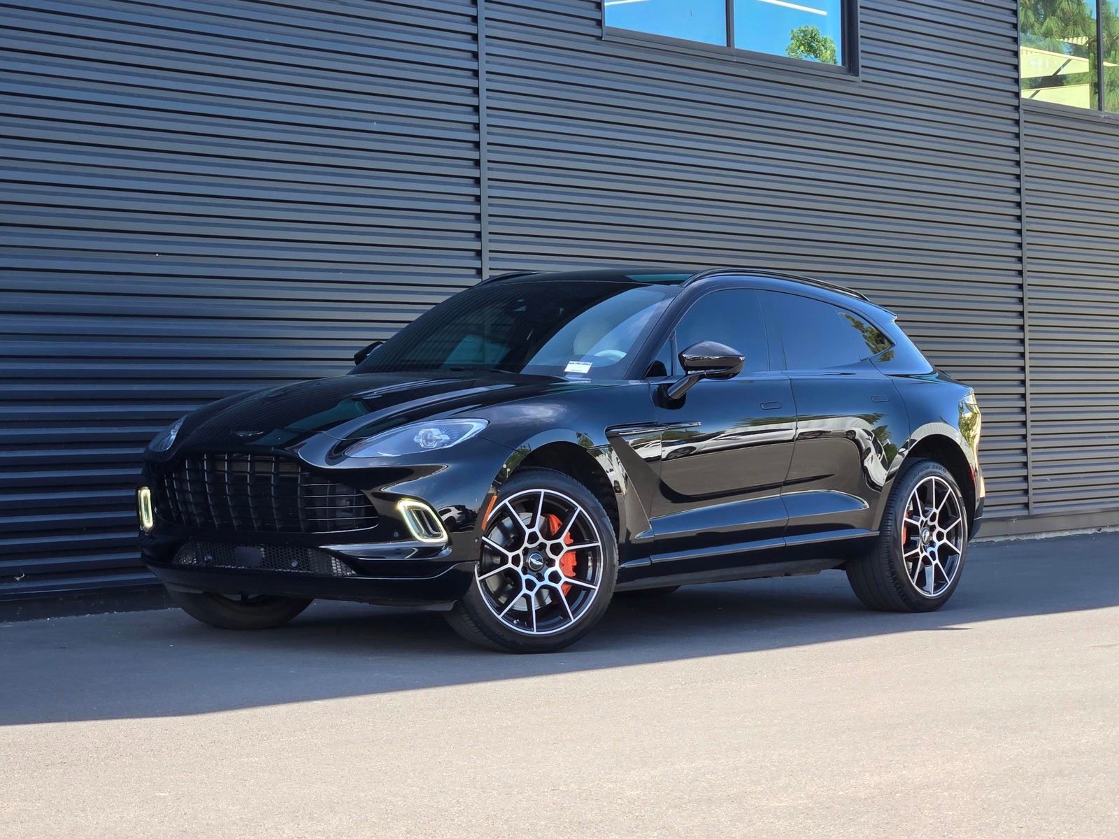 Used 2021 Aston Martin DBX AWD/4WD image 1