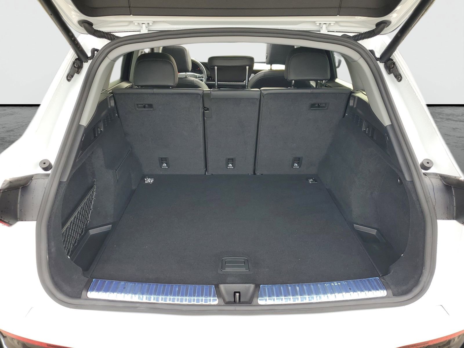 Used 2025 Audi Q5 Premium w/ Convenience Package image 9