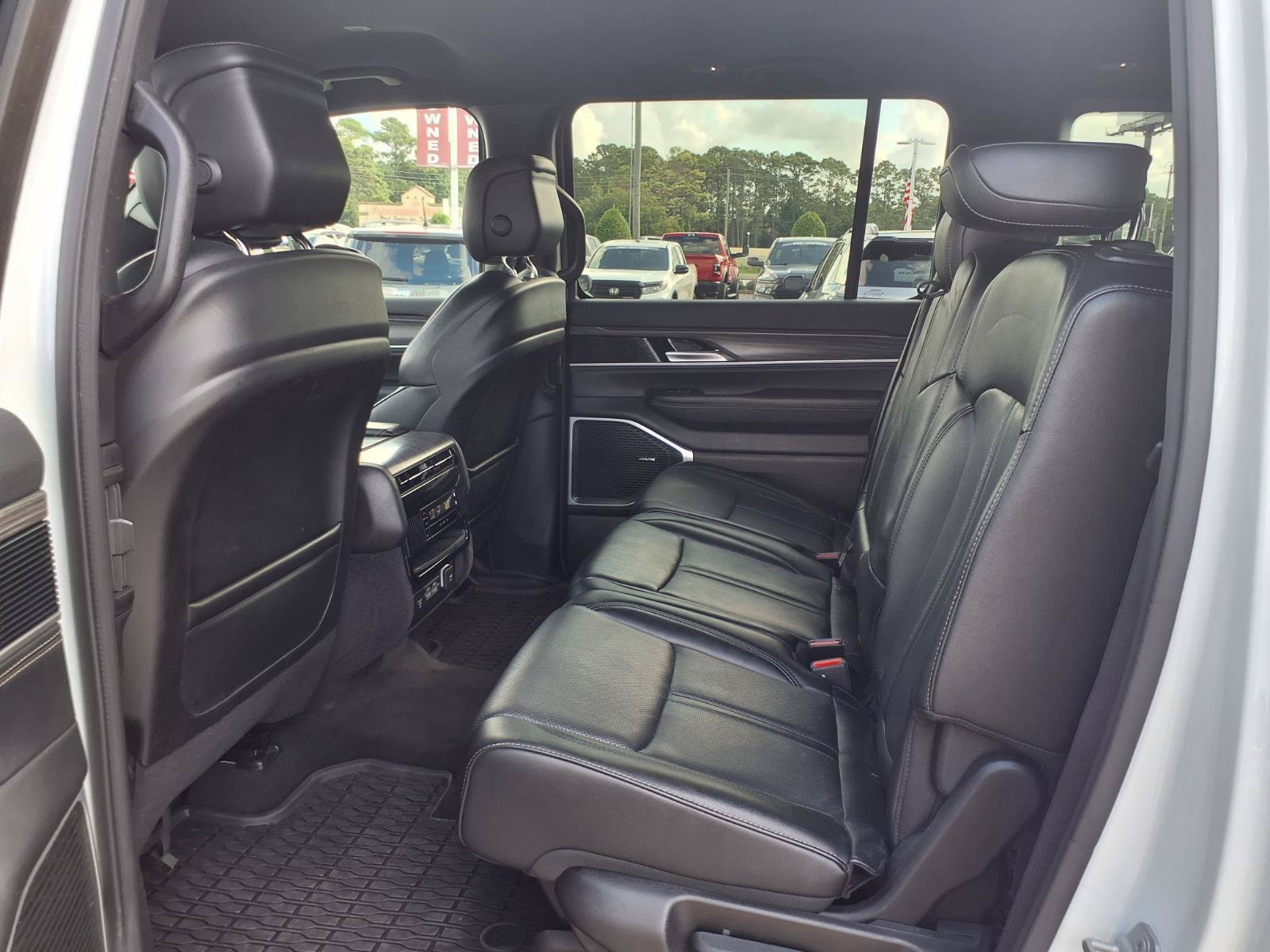 Used 2024 Jeep Wagoneer L Series II w/ Flexible Seating Group RWD image 12