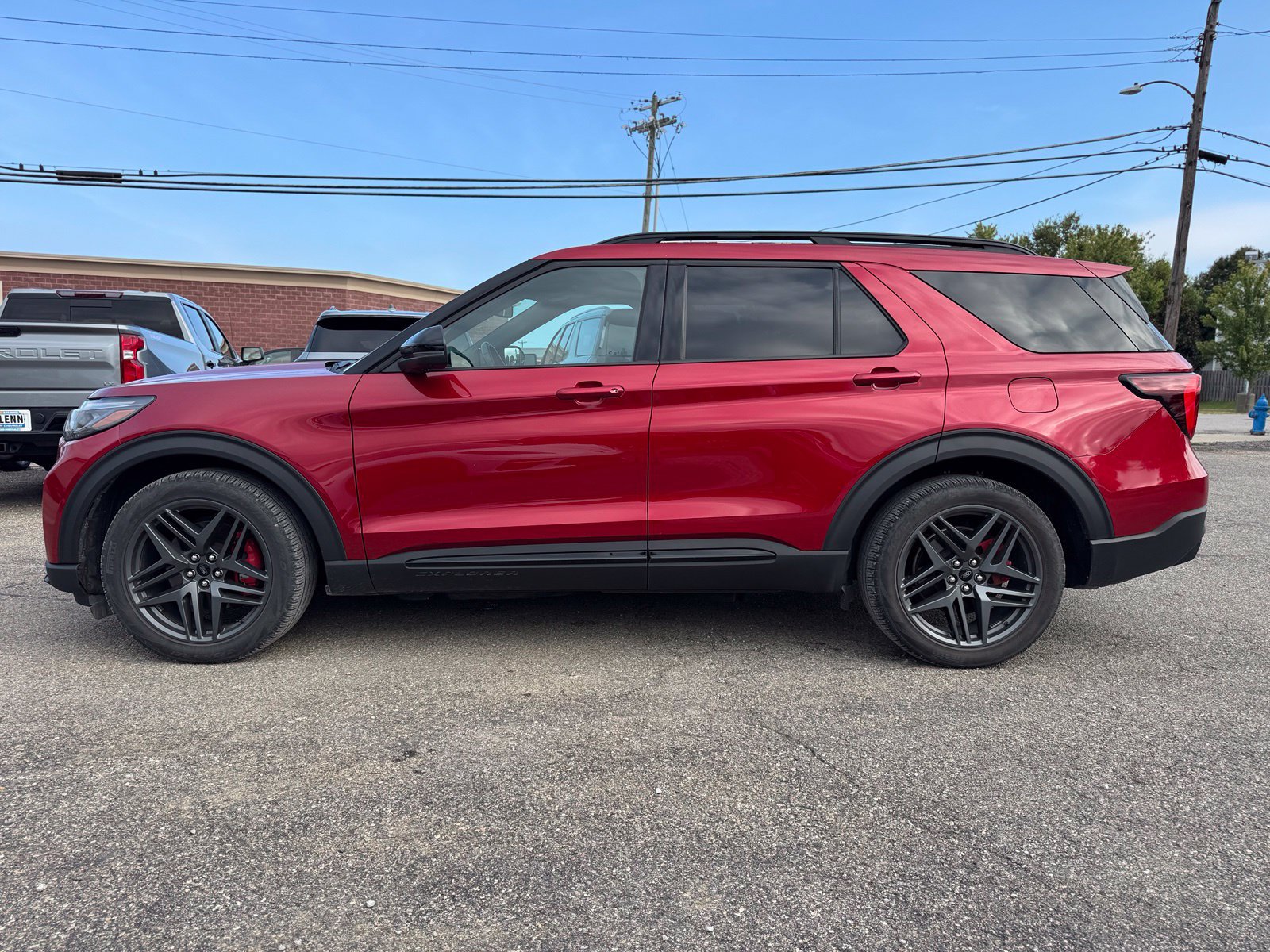 Used 2025 Ford Explorer ST AWD/4WD image 3