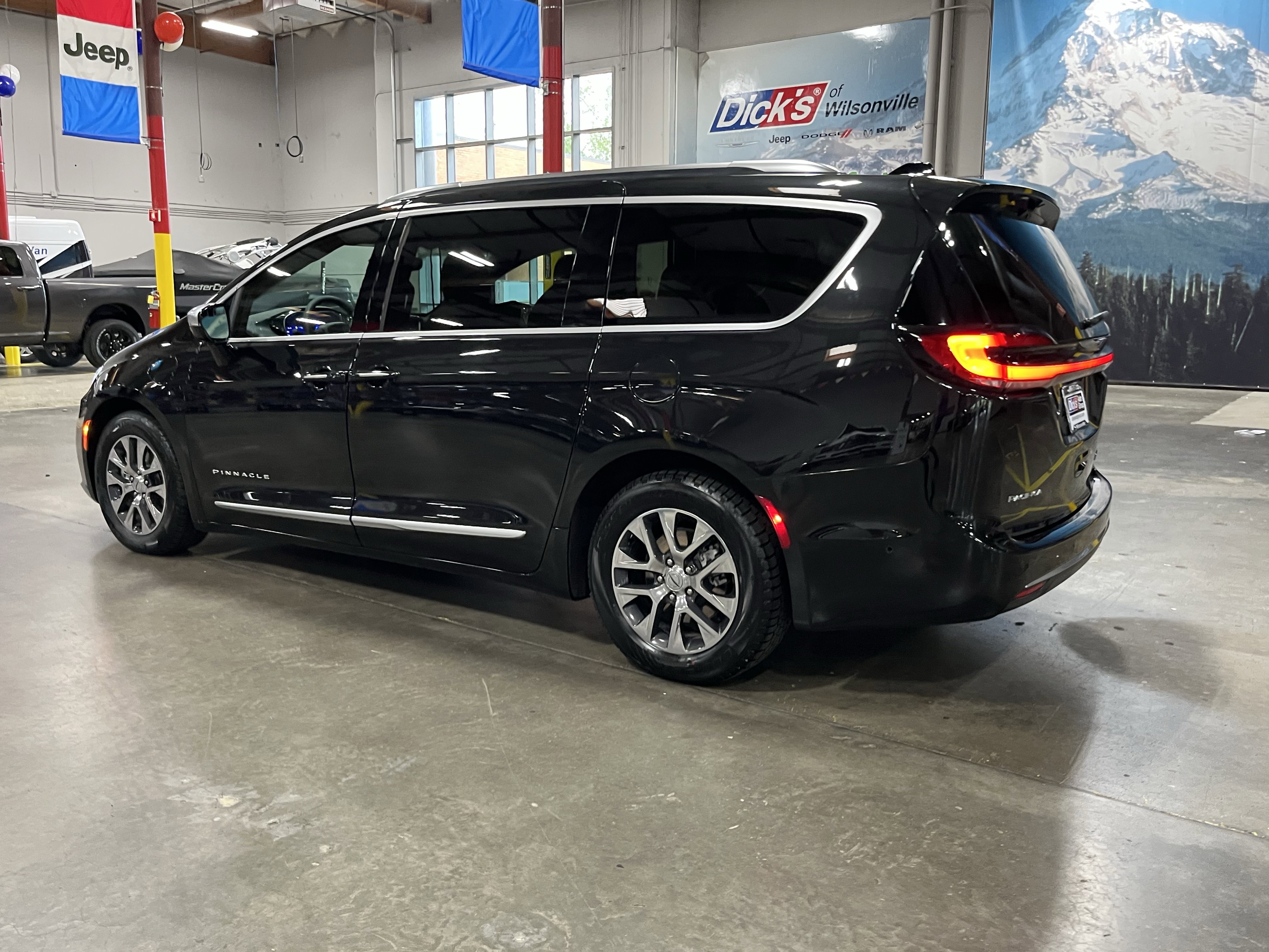 Used 2023 Chrysler Pacifica Pinnacle image 3