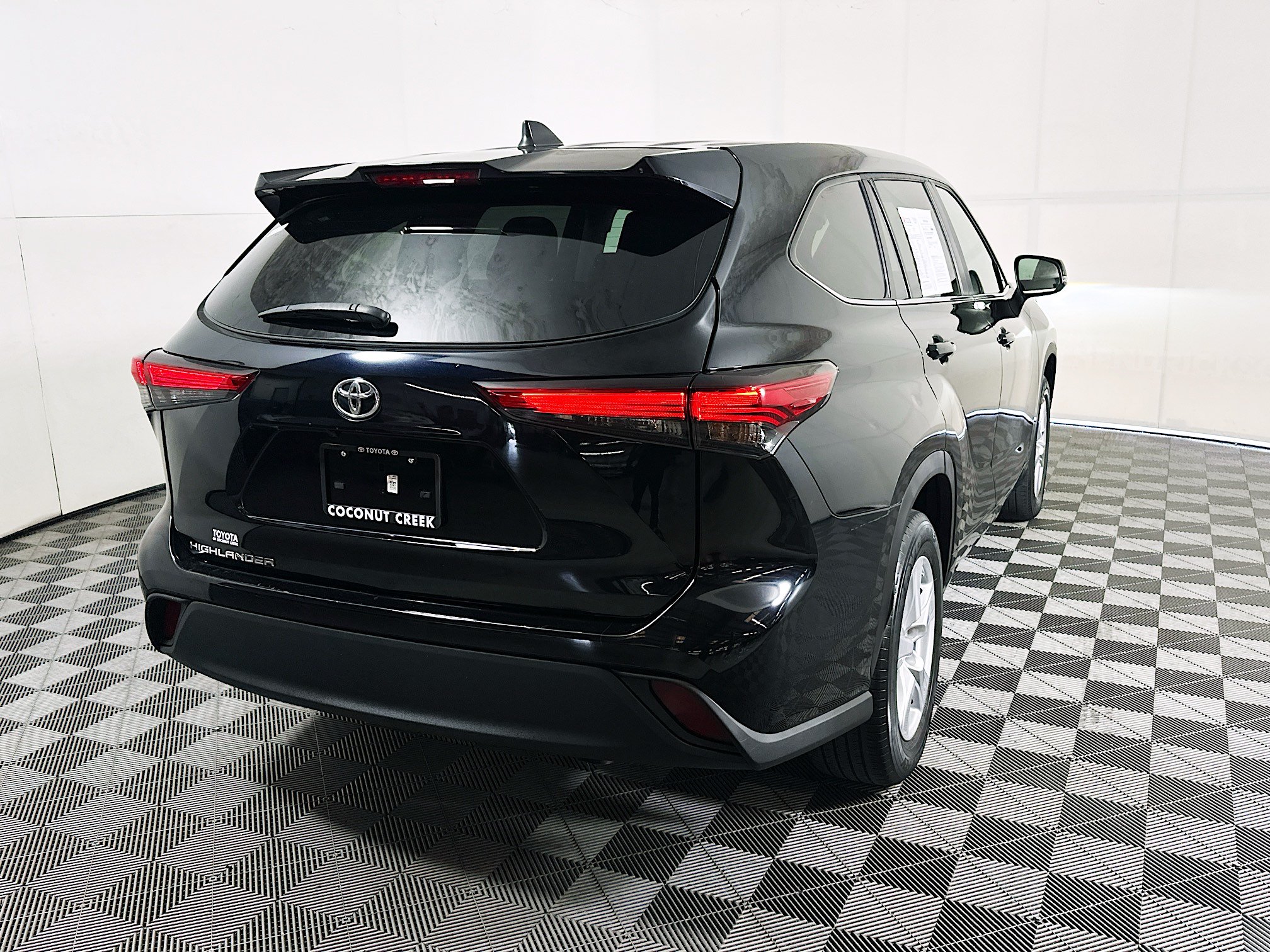 Used 2023 Toyota Highlander L FWD image 3