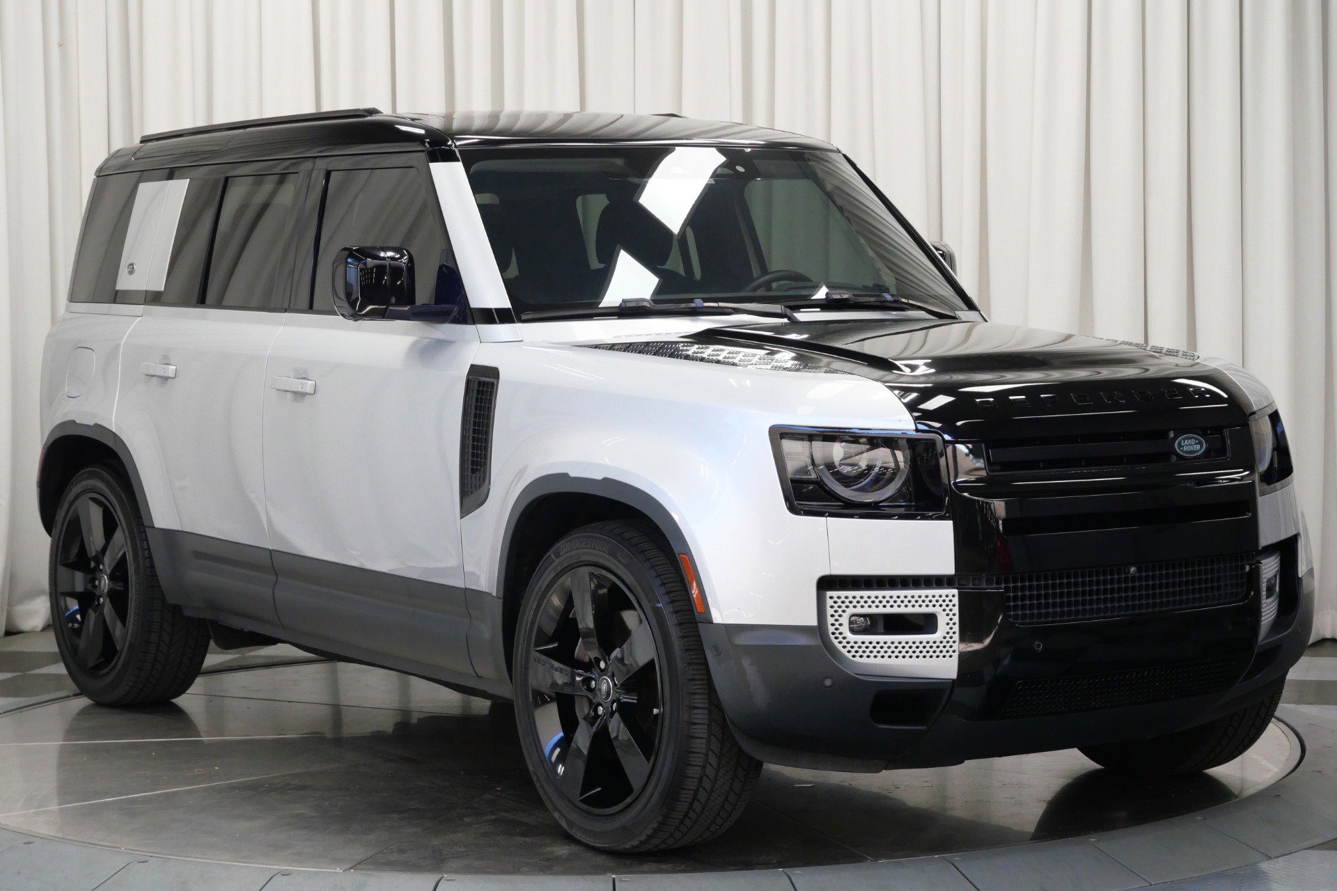 Used 2020 Land Rover Defender 110 First Edition image 3