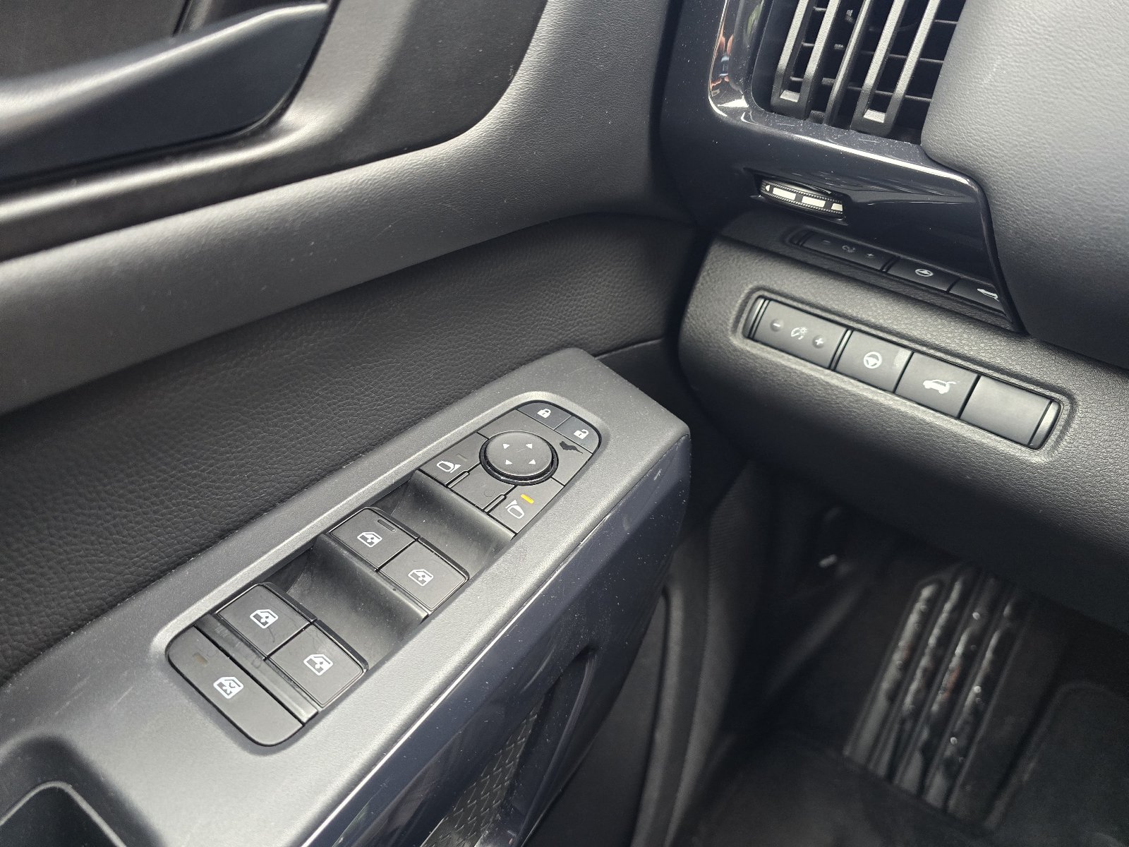 Certified 2025 Nissan Pathfinder SV AWD/4WD image 23