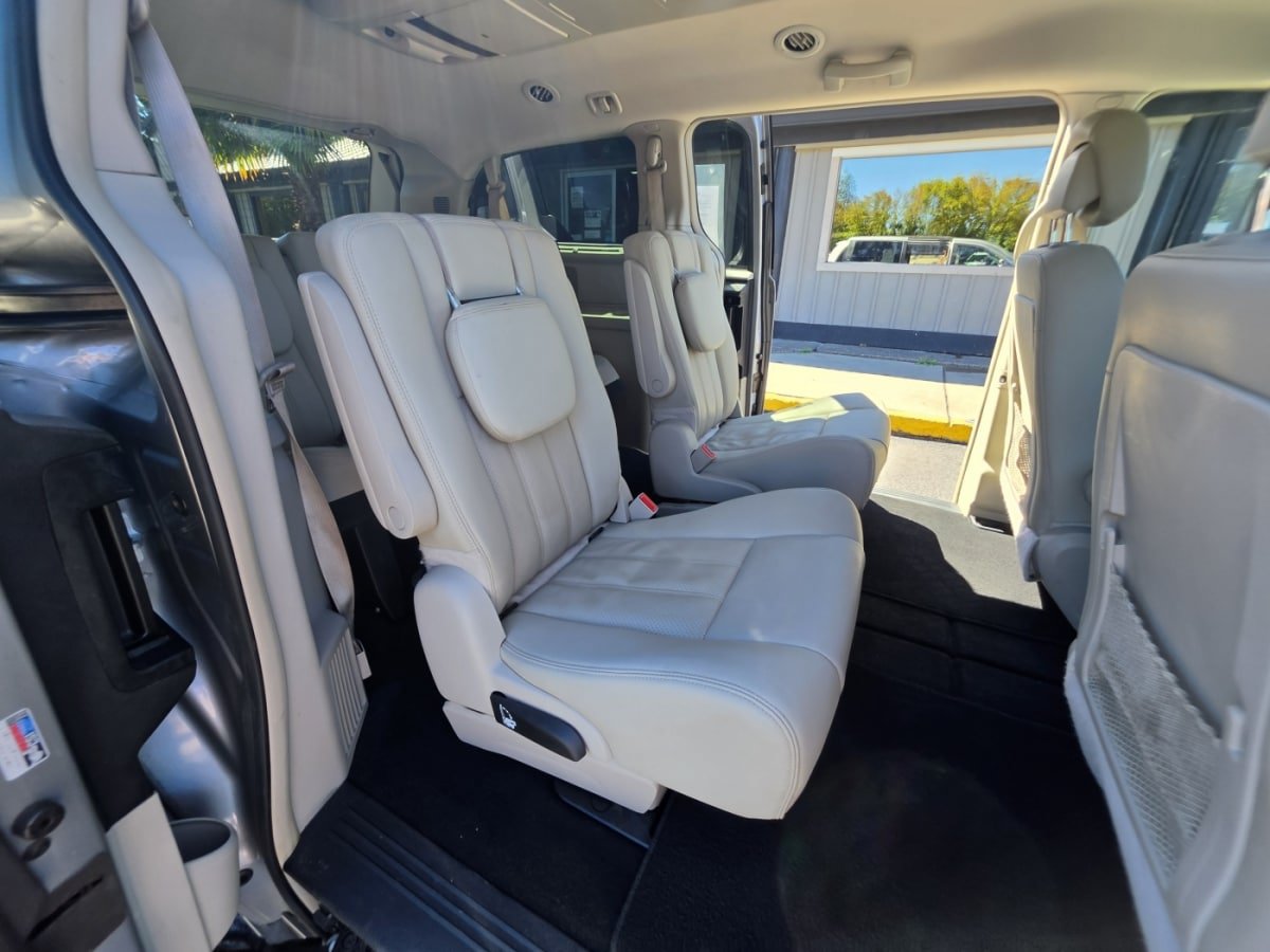 Used 2015 Chrysler Town & Country Touring-L FWD image 12
