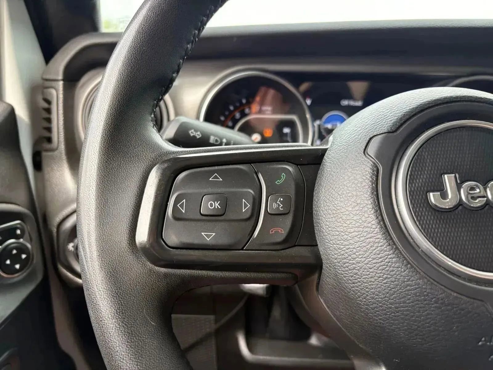 Used 2023 Jeep Gladiator Sport image 23