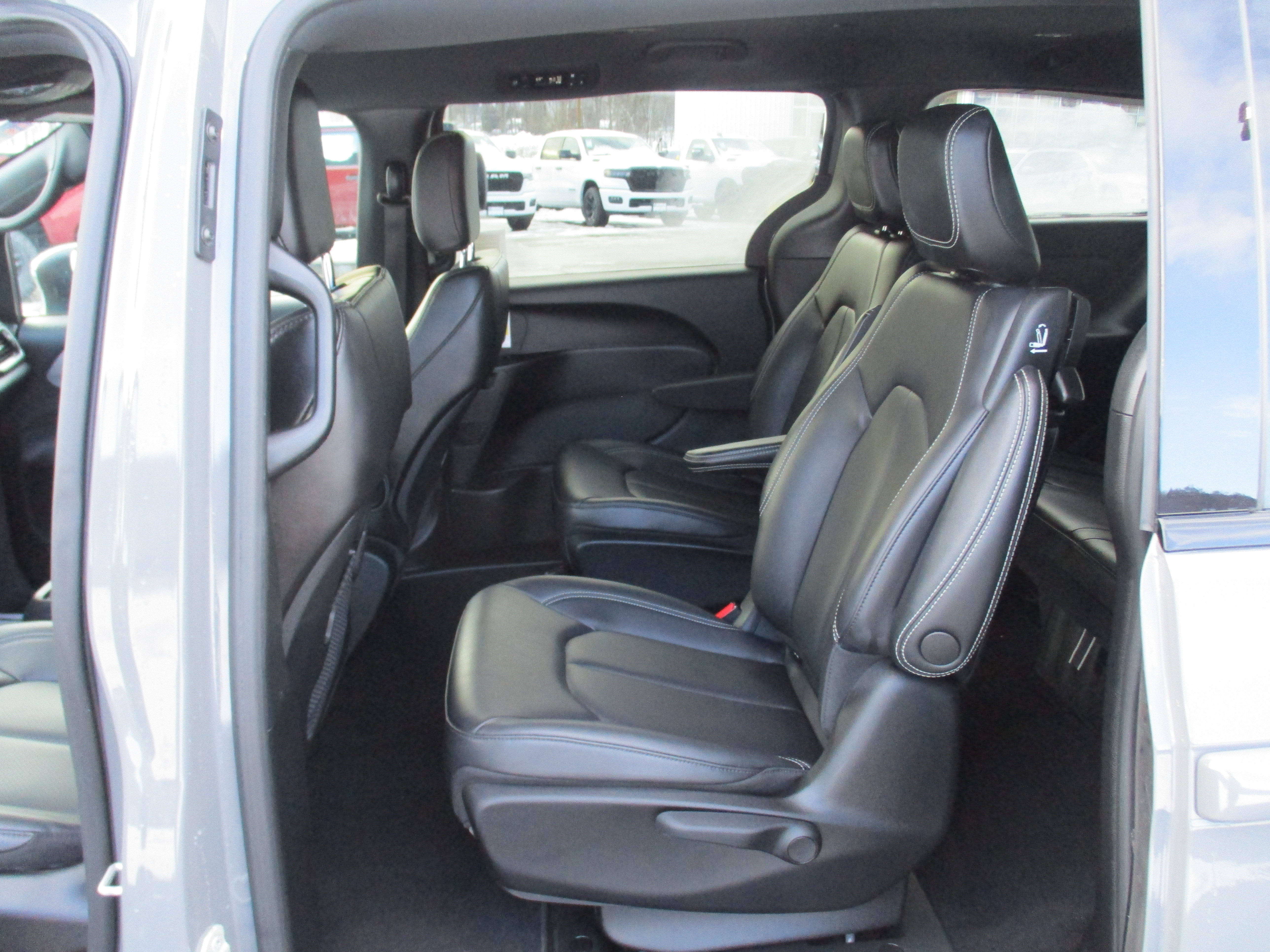 Used 2023 Chrysler Pacifica Touring-L w/ S Appearance Package image 12