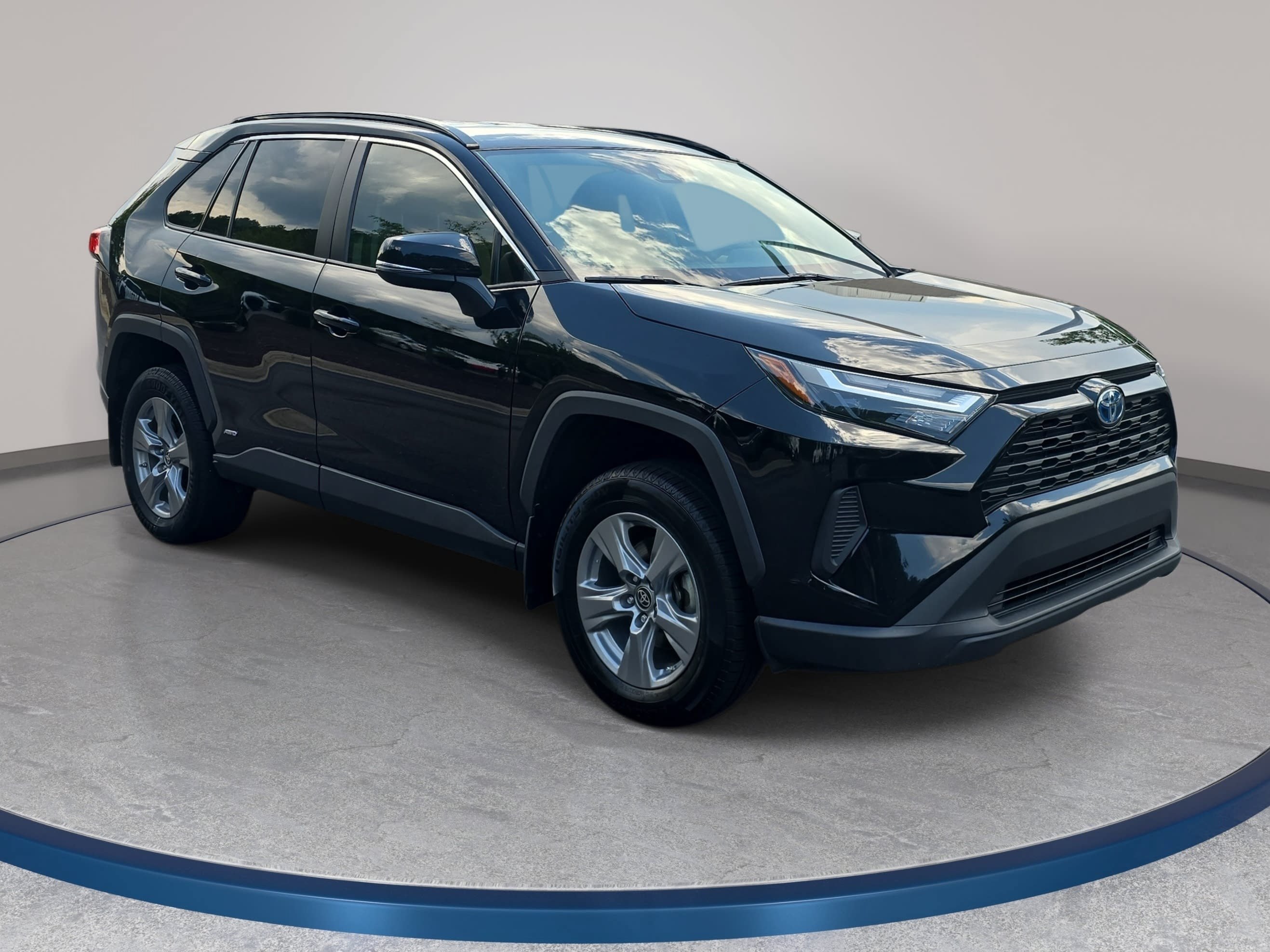 Used 2024 Toyota RAV4 LE AWD/4WD image 3