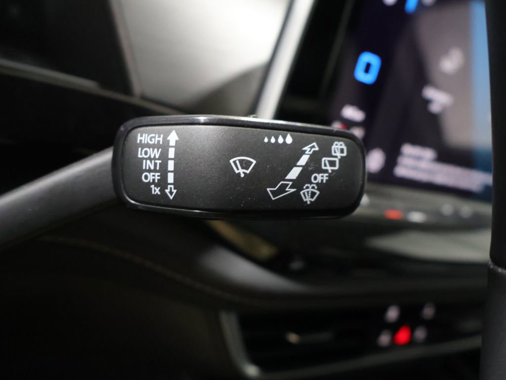 Used 2025 Volkswagen Atlas Cross Sport SE image 36