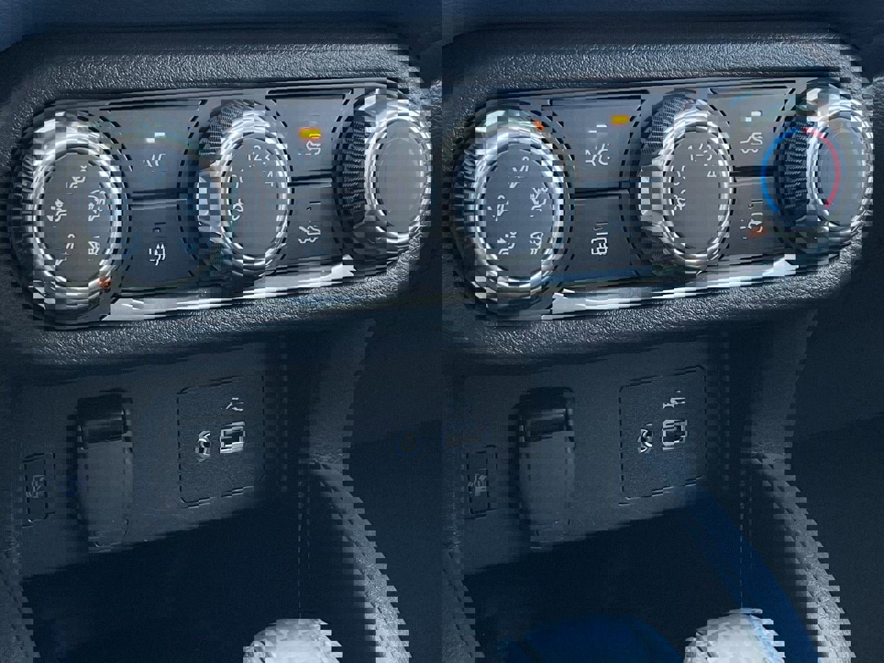 Used 2025 Nissan Versa SV image 31