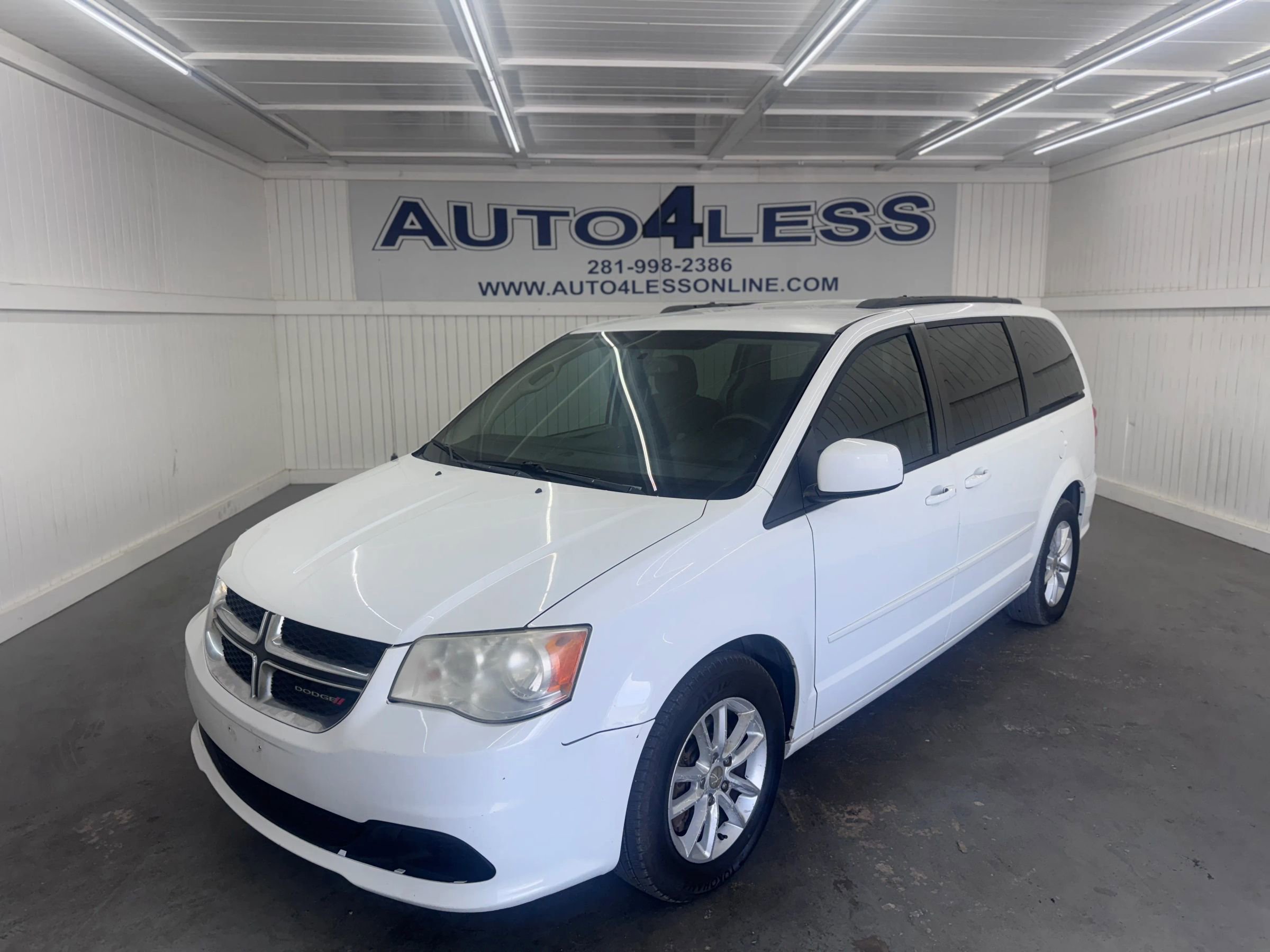 Used 2013 Dodge Grand Caravan SXT w/ UConnect Hands-Free Group image 1