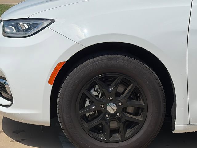Used 2024 Chrysler Pacifica Touring-L image 5