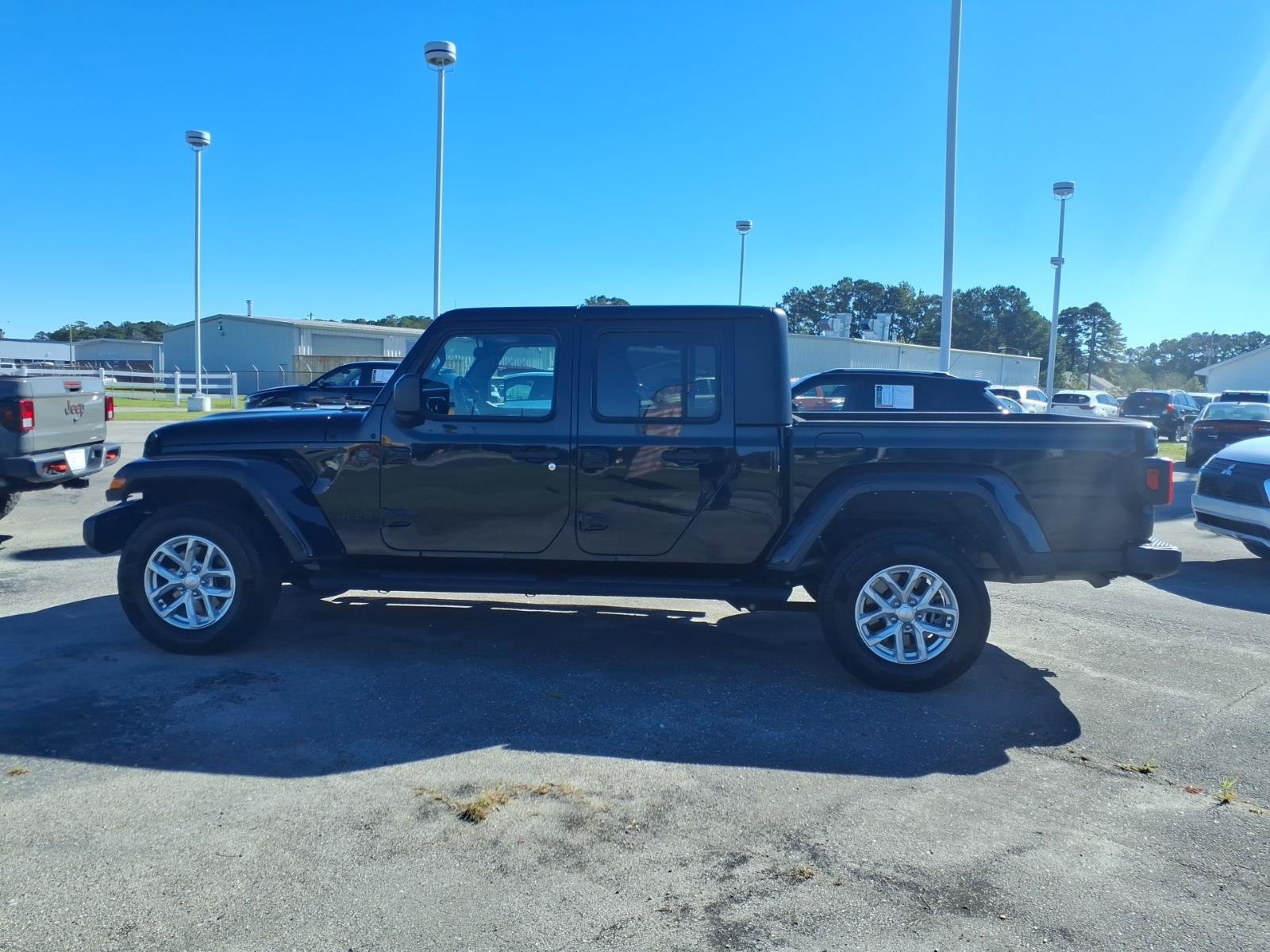 Used 2023 Jeep Gladiator Sport AWD/4WD image 5
