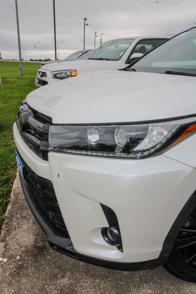 Used 2019 Toyota Highlander SE w/ Nightshade Edition AWD/4WD image 7