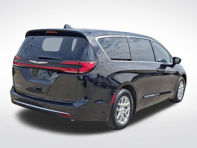 Used 2025 Chrysler Pacifica Select image 6
