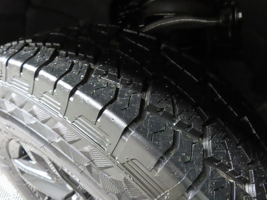 Used 2025 Chevrolet Silverado 1500 LT image 9