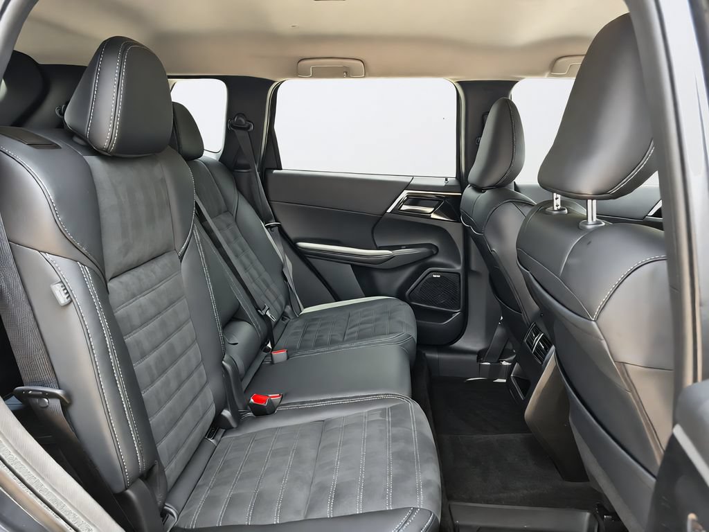 Used 2025 Mitsubishi Outlander SE AWD/4WD image 36