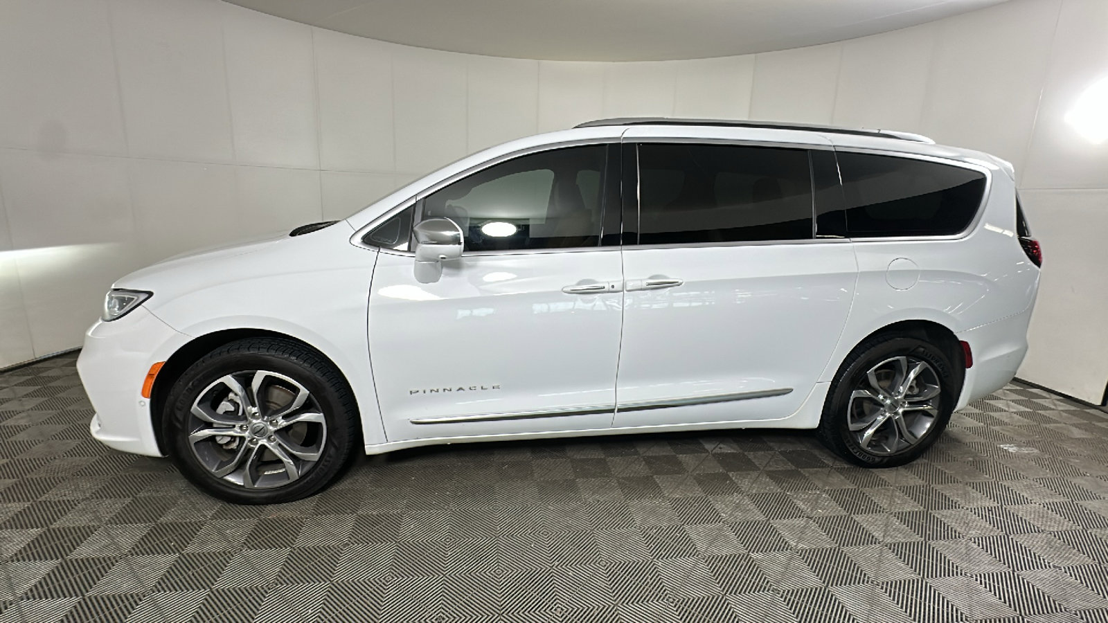 Used 2022 Chrysler Pacifica Pinnacle AWD/4WD image 6