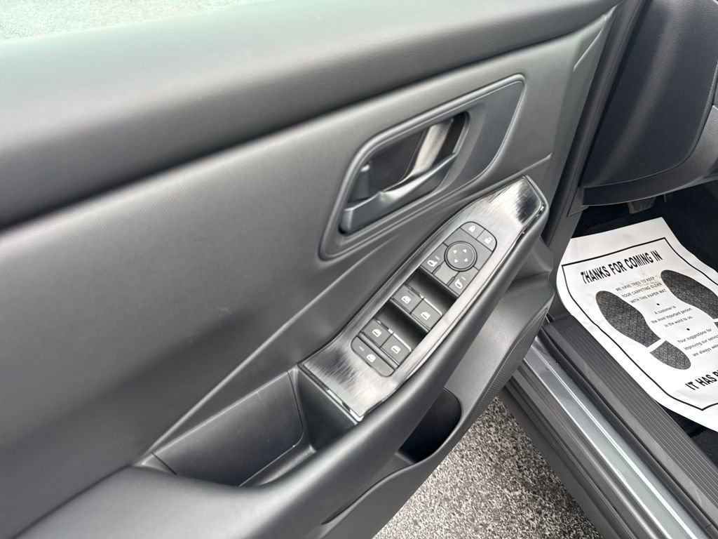 Used 2025 Nissan Rogue S image 12