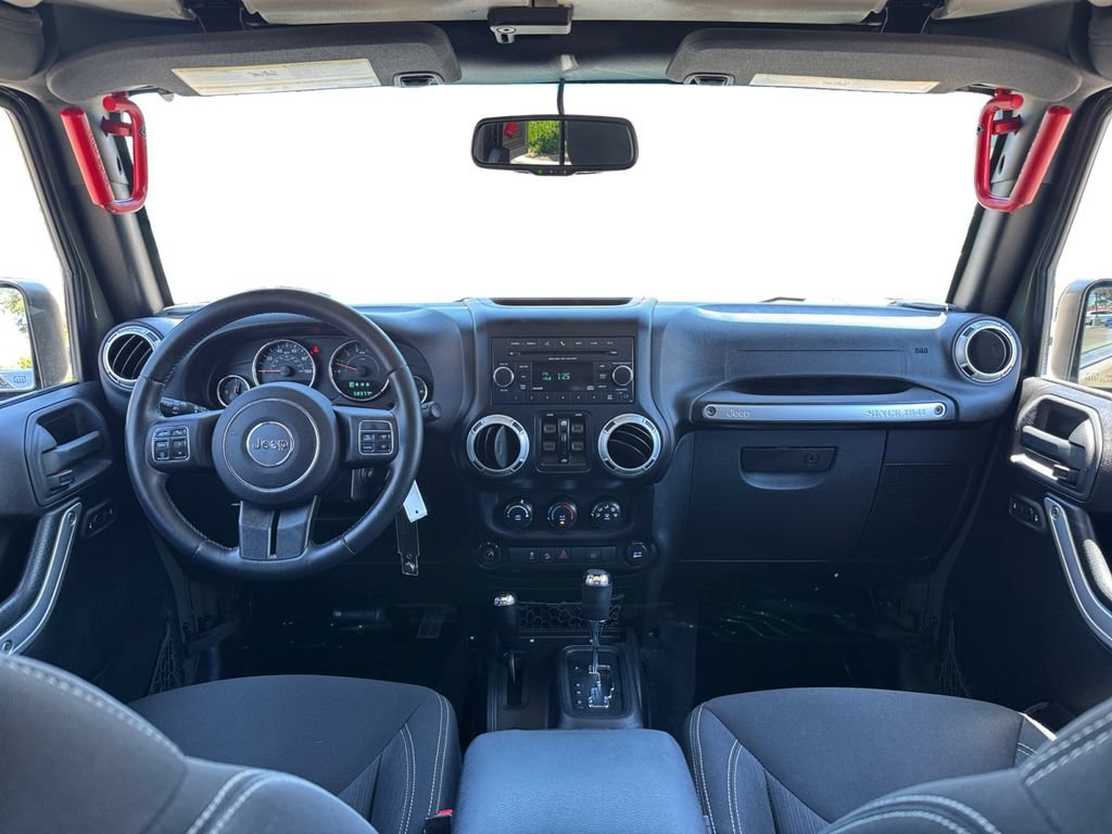 Used 2016 Jeep Wrangler Unlimited Rubicon w/ Connectivity Group AWD/4WD image 13