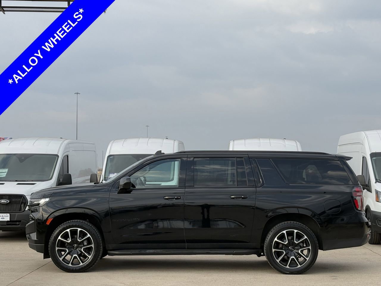 Used 2024 Chevrolet Suburban RST image 3
