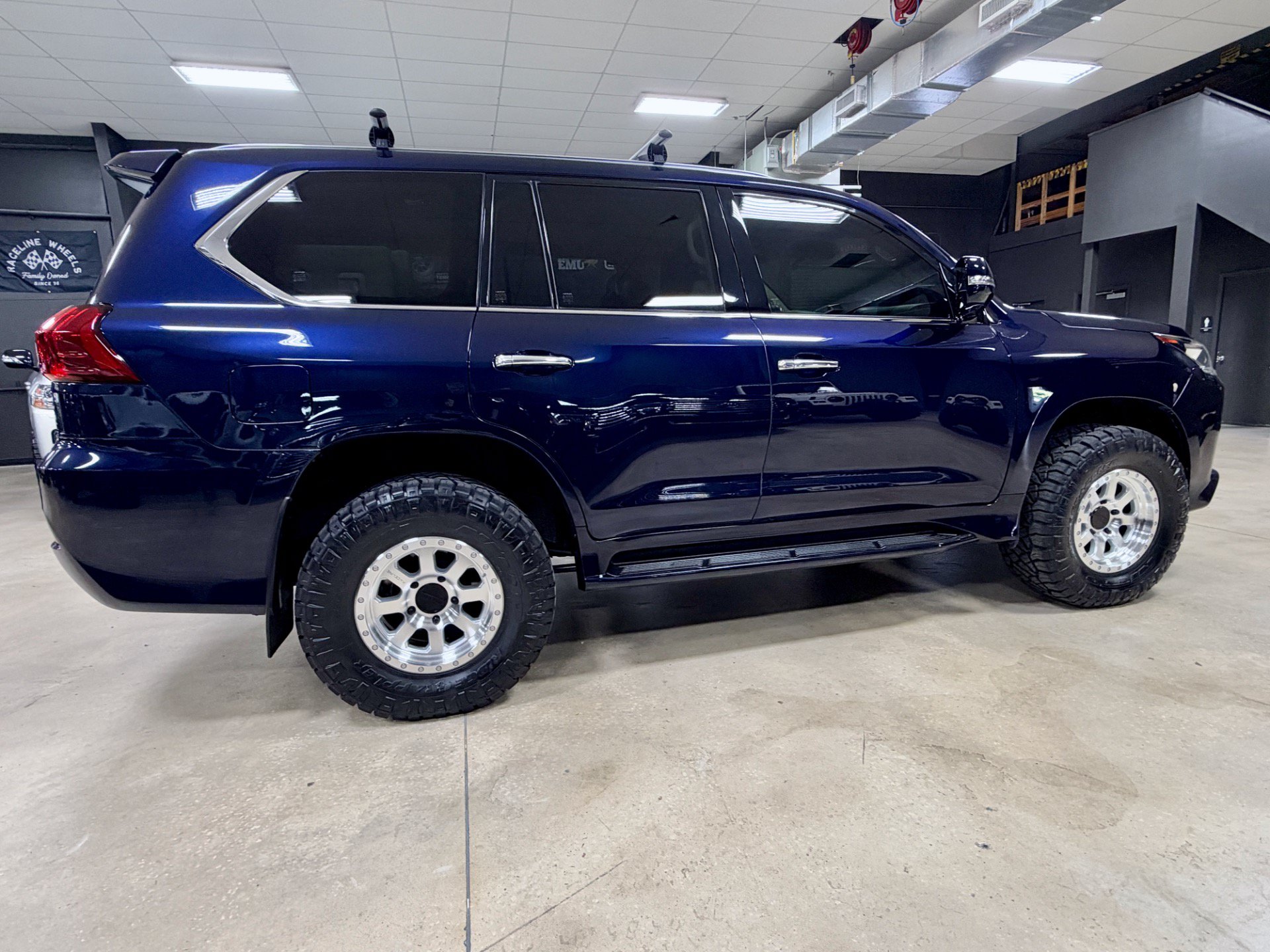 Used 2017 Lexus LX 570 4WD w/ Luxury Package image 6