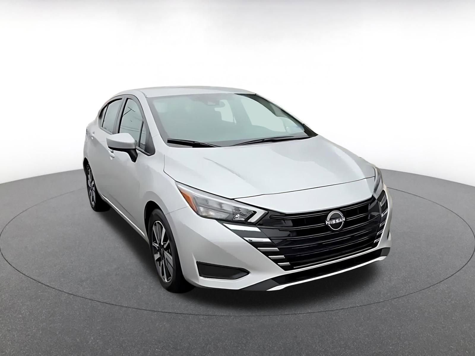 Used 2025 Nissan Versa SV image 3