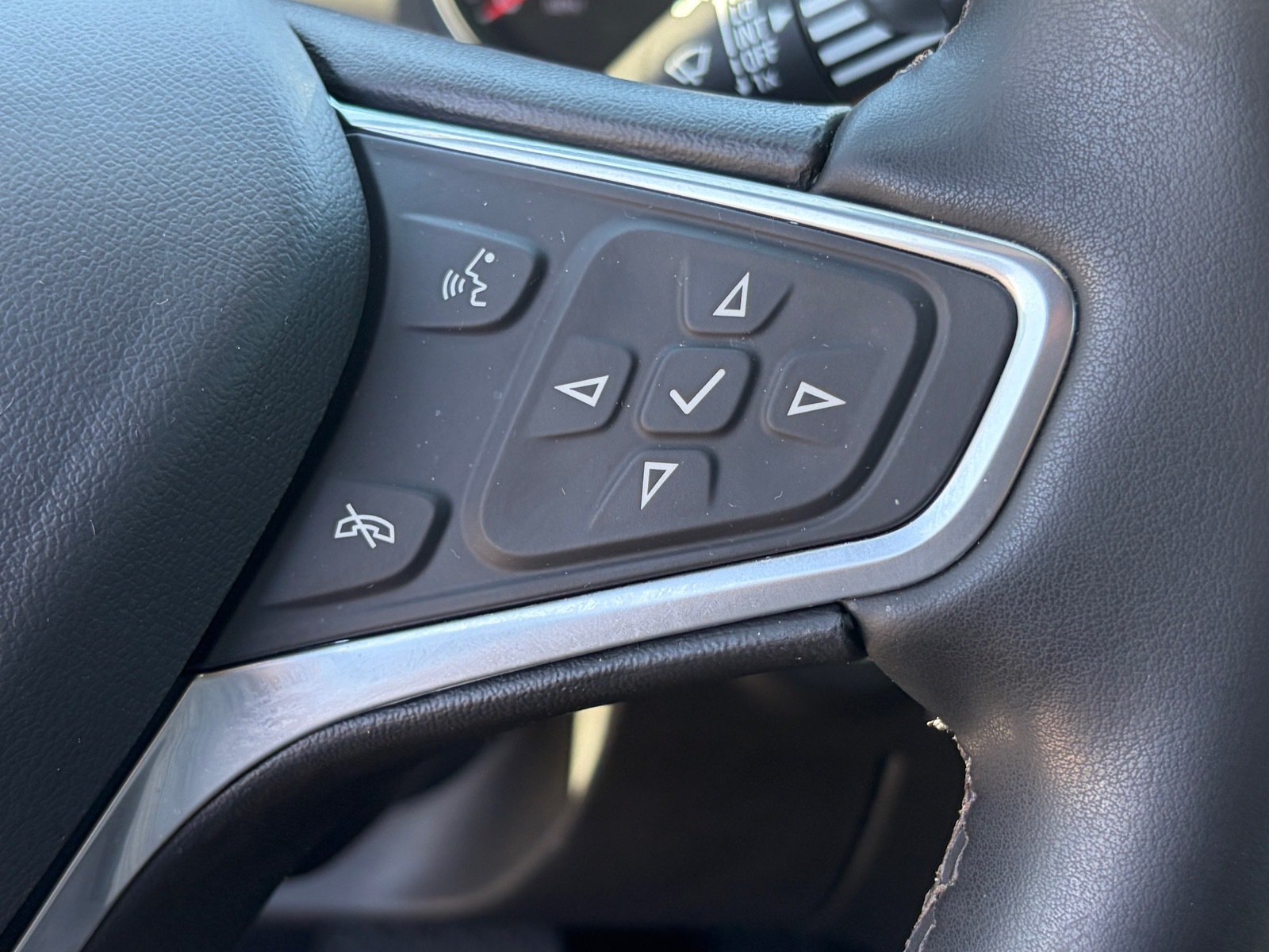 Used 2023 Chevrolet Equinox Premier FWD image 22