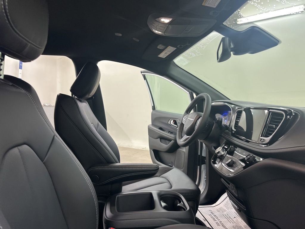 New 2026 Chrysler Pacifica Select image 18