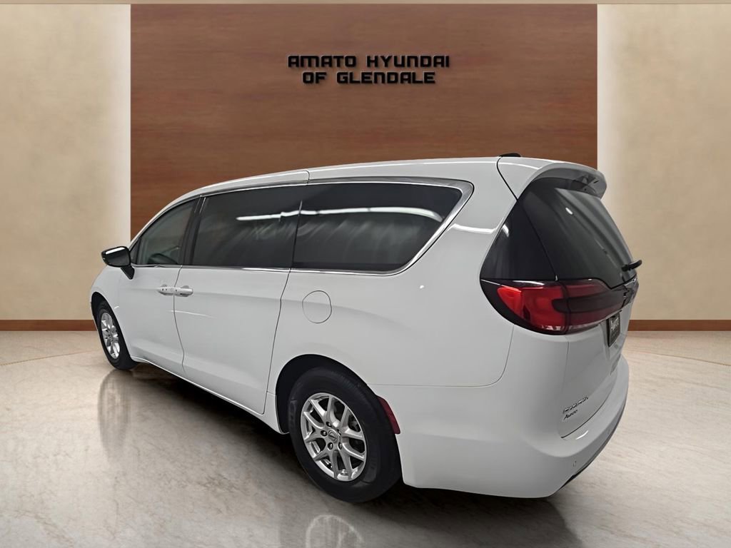 Used 2024 Chrysler Pacifica Touring-L image 4