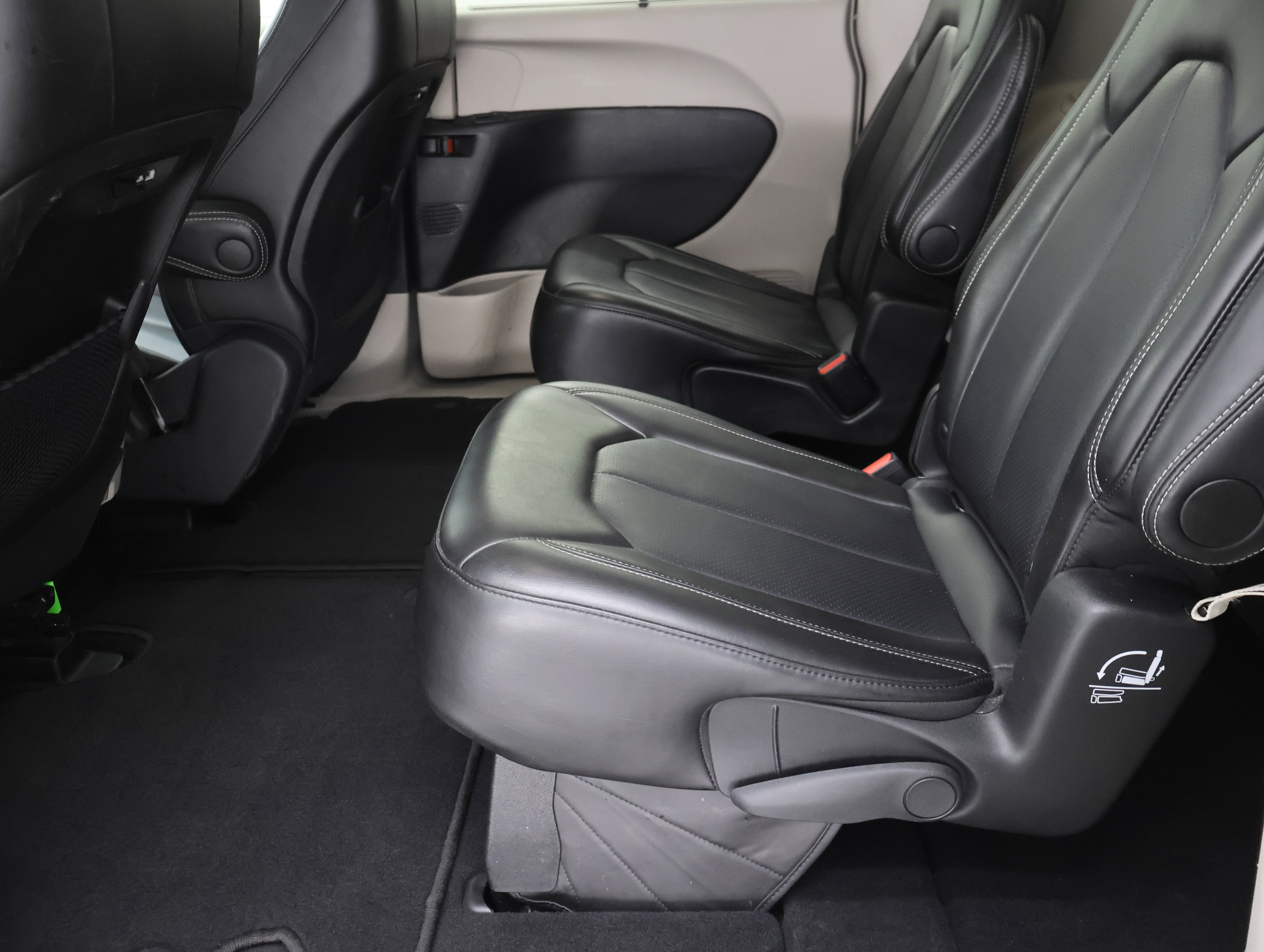 Used 2024 Chrysler Pacifica Touring-L FWD image 9