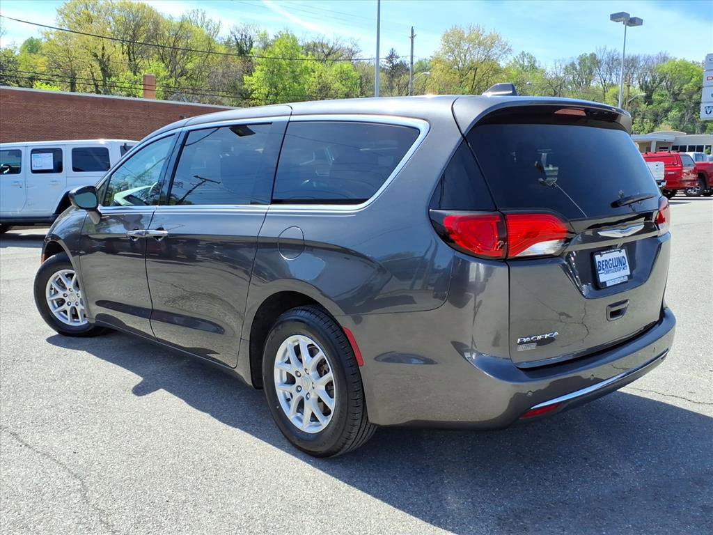 Used 2020 Chrysler Pacifica Touring image 6