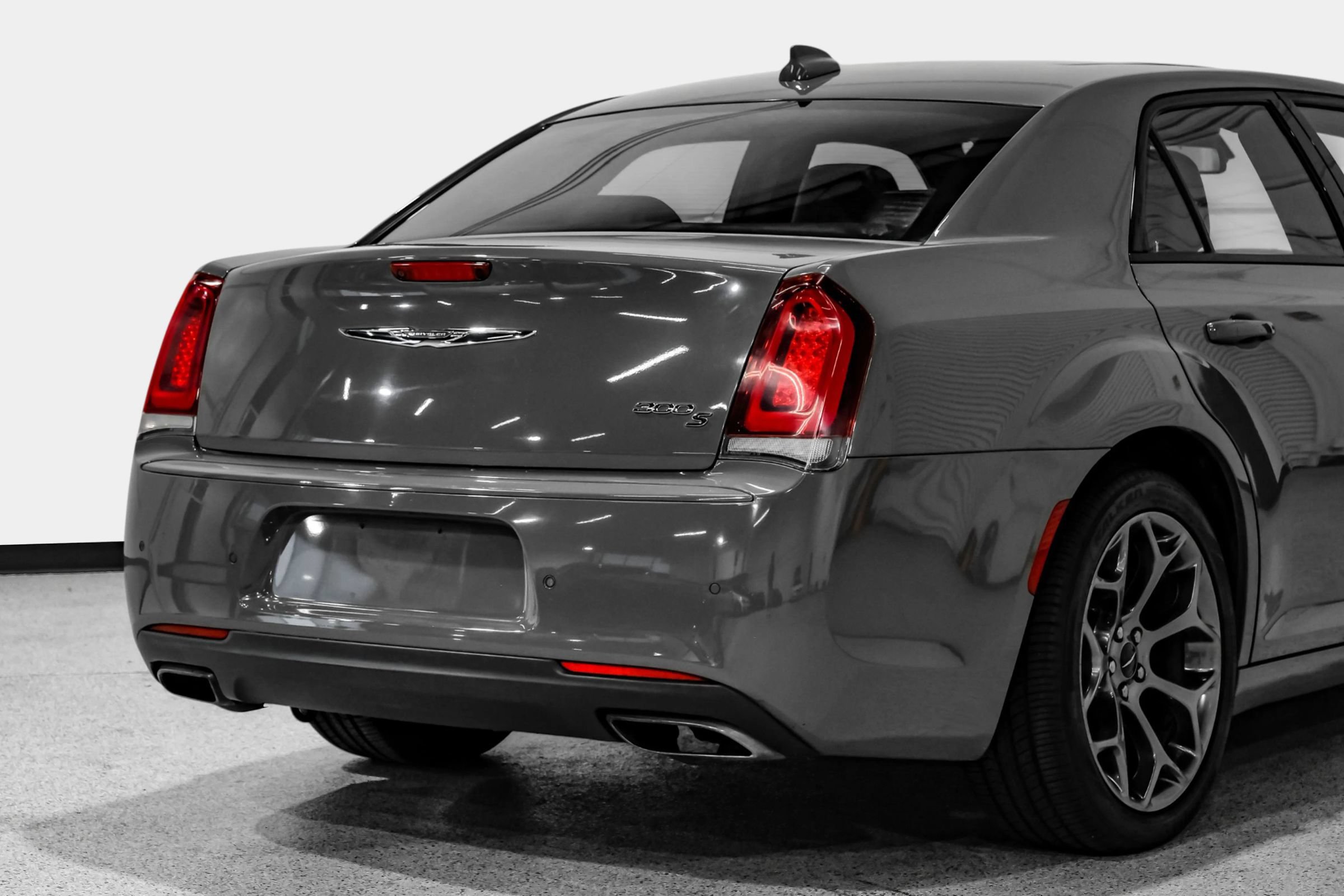 Used 2018 Chrysler 300 S w/ 300S Premium Group RWD image 12