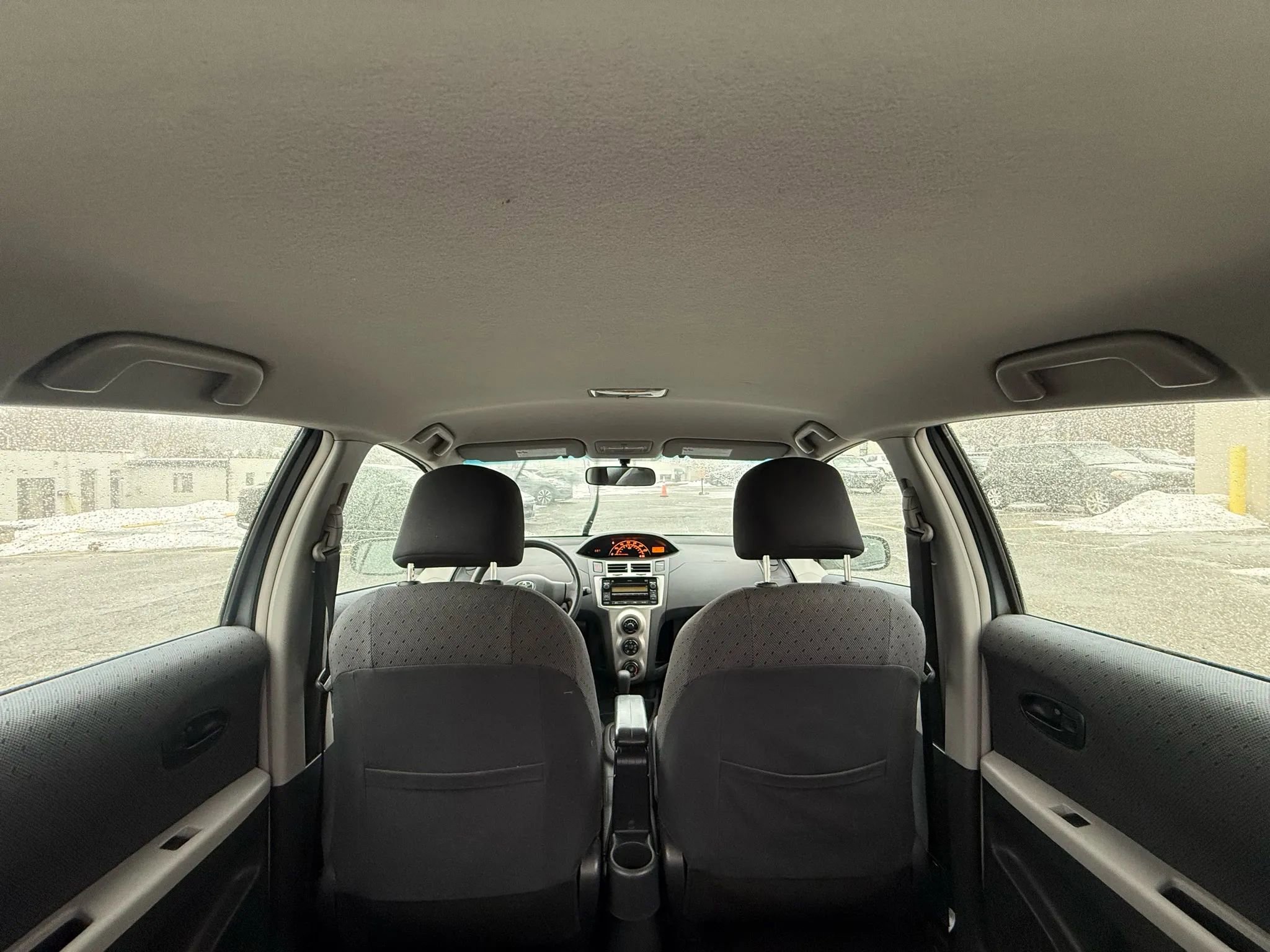 Used 2010 Toyota Yaris 4-Door Hatchback image 14