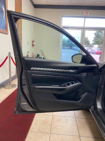 Used 2023 Nissan Altima 2.5 SR FWD image 9