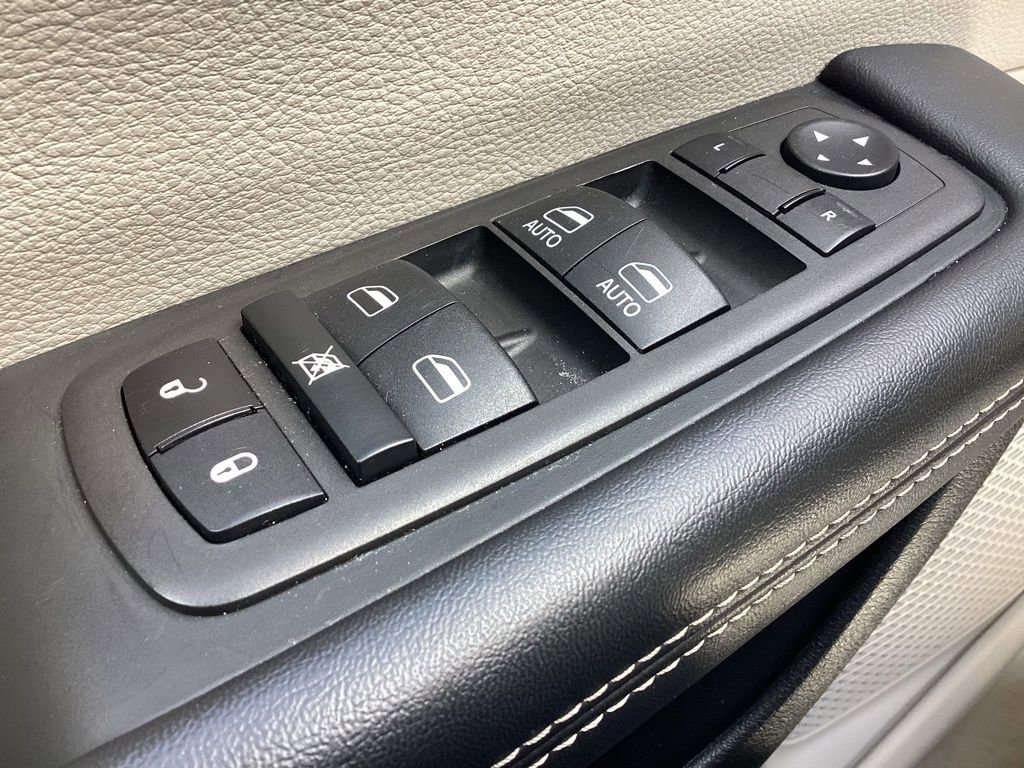 Used 2023 Chrysler Pacifica Touring-L FWD image 29