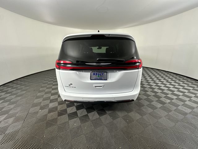 Used 2024 Chrysler Pacifica Touring-L FWD image 9