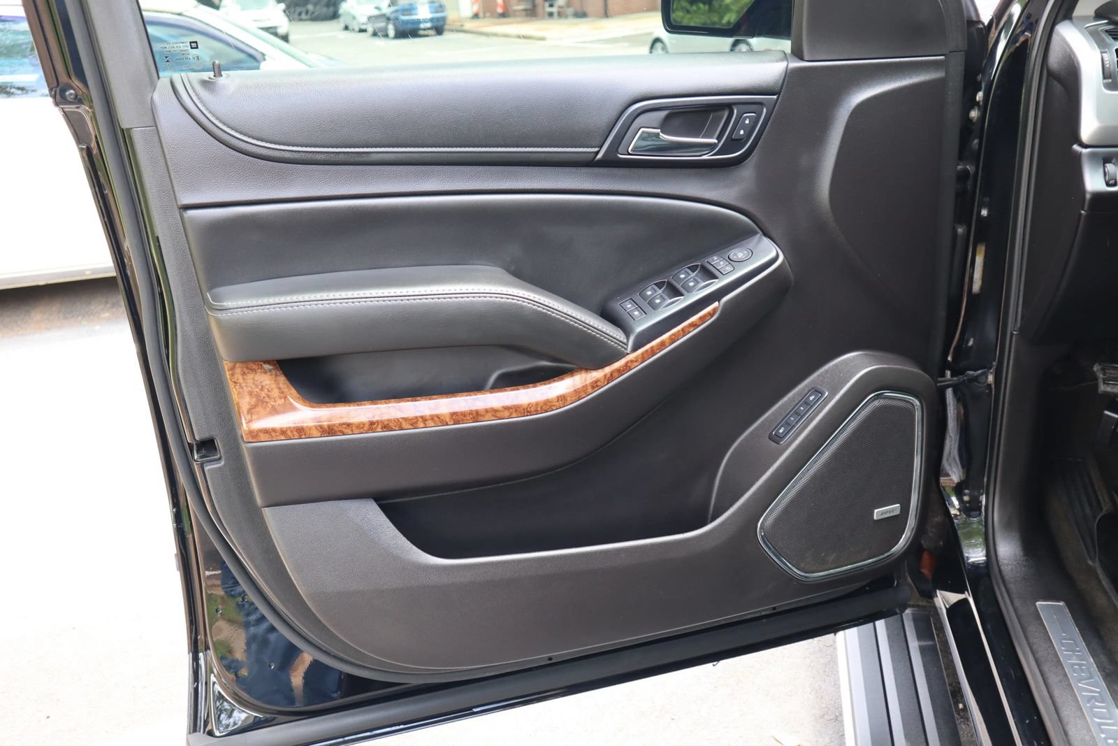 Used 2015 Chevrolet Suburban LTZ RWD image 7