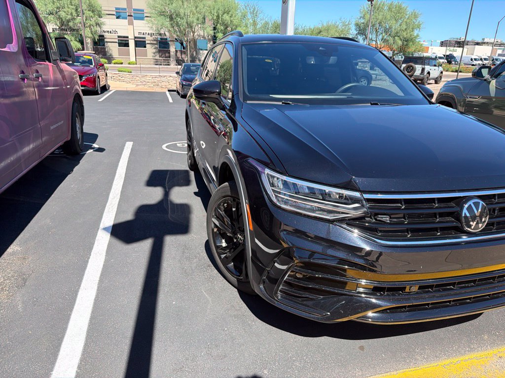 Used 2023 Volkswagen Tiguan SE R-Line FWD image 2