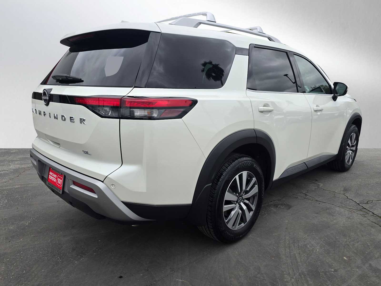 Used 2023 Nissan Pathfinder SL image 3