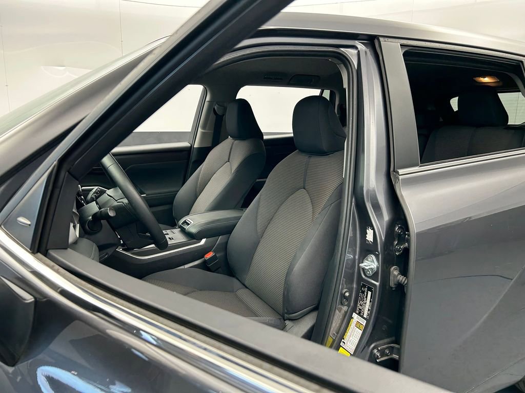 Used 2024 Toyota Highlander LE image 13