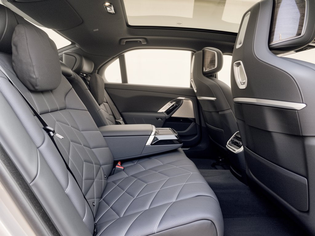 Certified 2023 BMW i7 xDrive60 AWD/4WD image 28