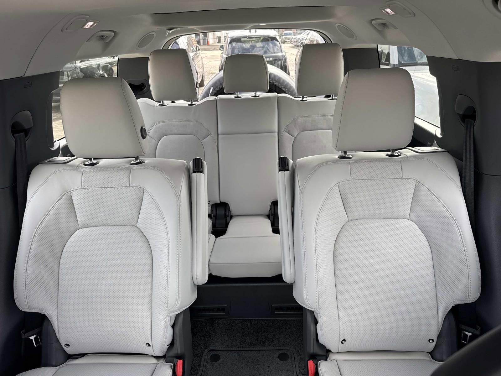 New 2026 Land Rover Defender 130 X-Dynamic SE image 8