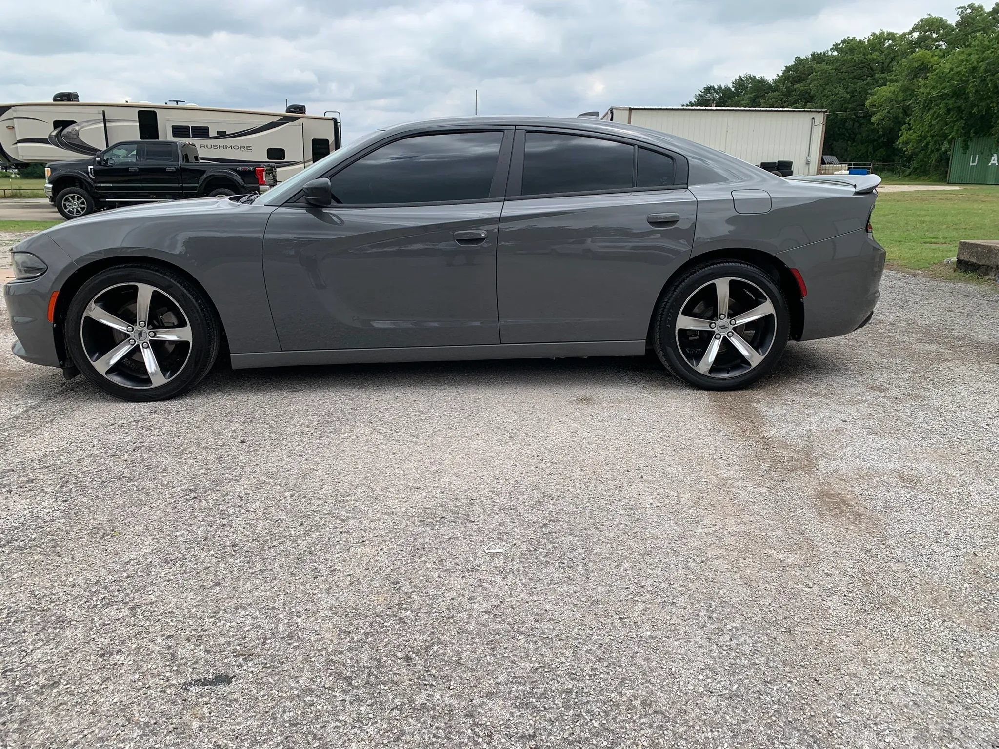 Used 2017 Dodge Charger SXT RWD image 2