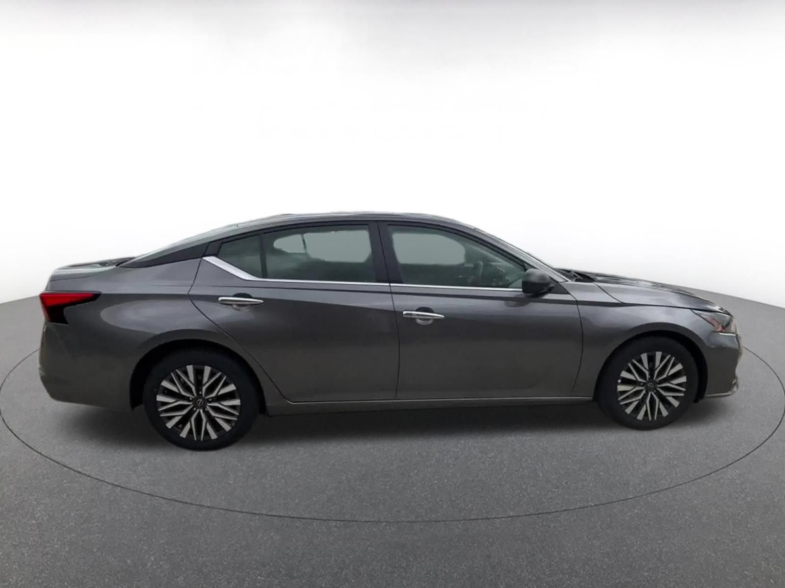 Used 2025 Nissan Altima 2.5 SV FWD image 13