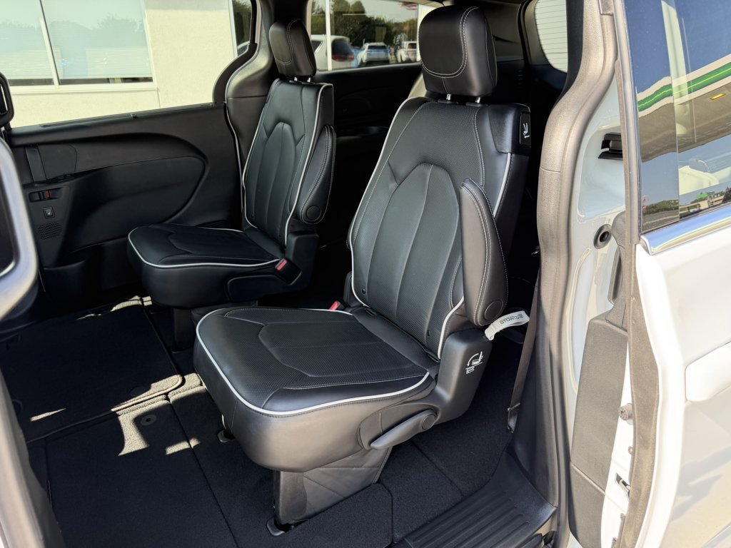 Used 2026 Chrysler Pacifica Limited FWD image 10